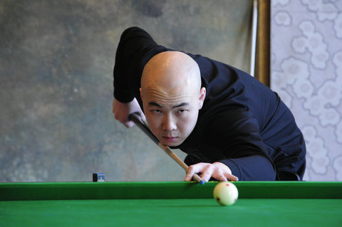 阿隆索驾车离开伯纳乌获皇马球迷力挺：耐心点，我们信任你！（伯纳乌外，皇马球迷为阿隆索打气：耐心点，我们相信你！）